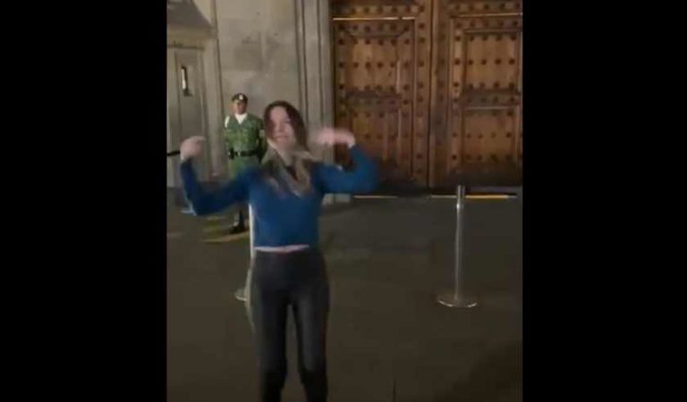 Mujer baila Tusa frente a Palacio Nacional y se vuelve viral