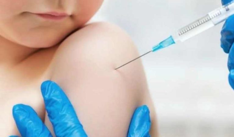 Realizan campaña de vacunación tras aumento de contagios por sarampión