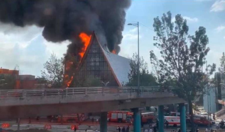 Se registra incendio en iglesia de la colonia Jardín Balbuena CDMX | VIDEOS