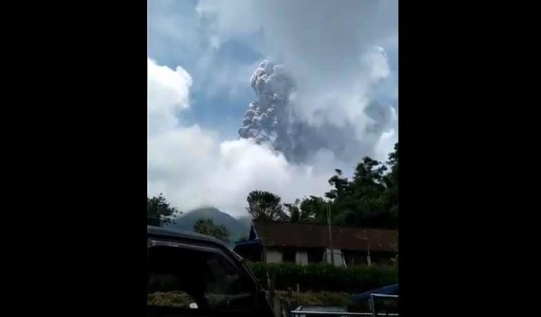 Volcán Merapi en Indonesia hace erupción por segunda vez en el mes