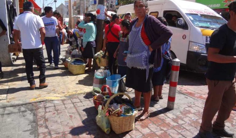 A falta de ventas, ambulantes de Tehuacán prefieren regalar sus productos