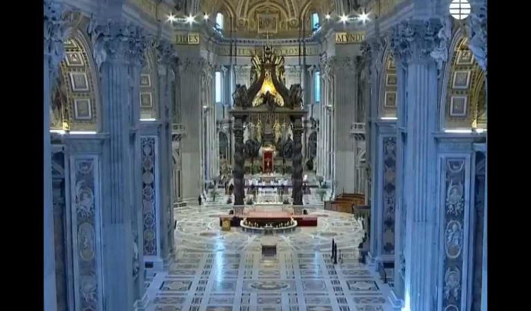 Francisco celebra domingo de ramos sin fieles en el Vaticano