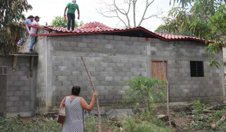 Fuertes lluvias y vientos dañan casas en Oaxaca