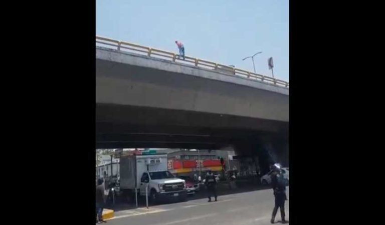 Hombre se avienta de puente vehicular de 10 metros de altura en CDMX | VIDEO