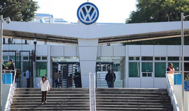 Muere trabajador de Volkswagen en Puebla, no descartan COVID-19