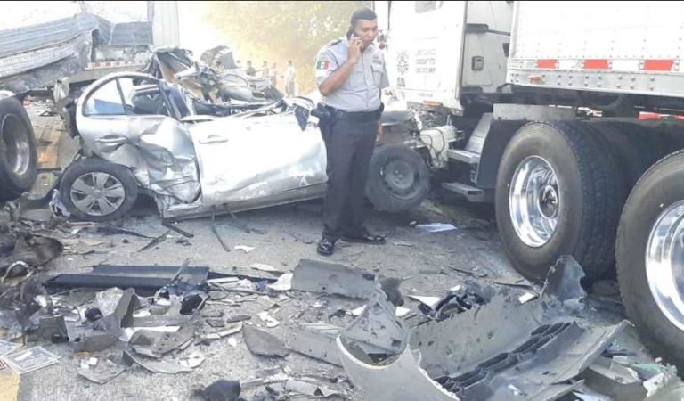 Muertos y saqueo tras fuerte carambola vehicular en carretera Cárdenas-Coatzacoalcos