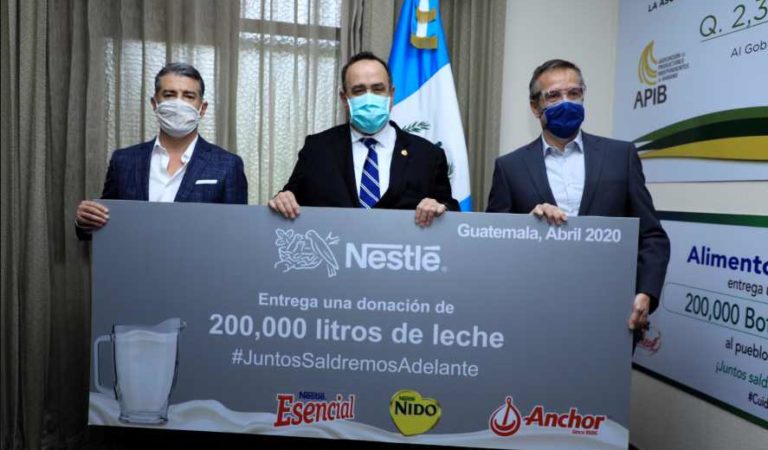 Nestlé dona 200 mil litros de leche, cereal y computadoras a familias de escasos recursos en Guatemala