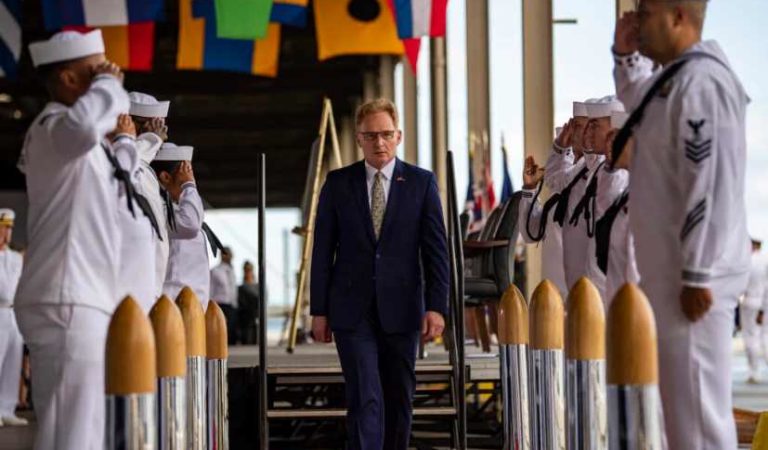 Renuncia secretario de la Marina de EU por insultar a comandante