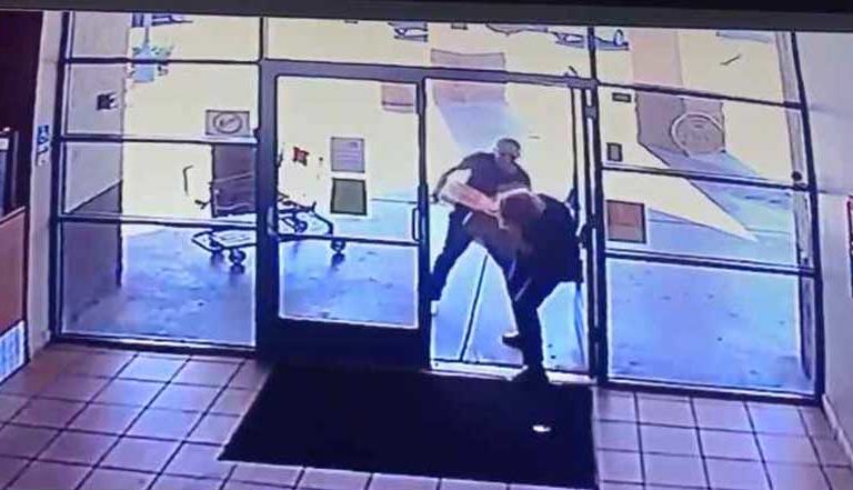Sujeto golpea en la cabeza con tubo metálico a mujer para robarle su pizza (video)