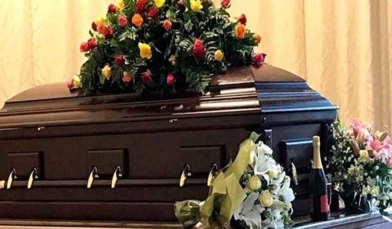A mujer la dieron por muerta, pero “resucitó” en la funeraria