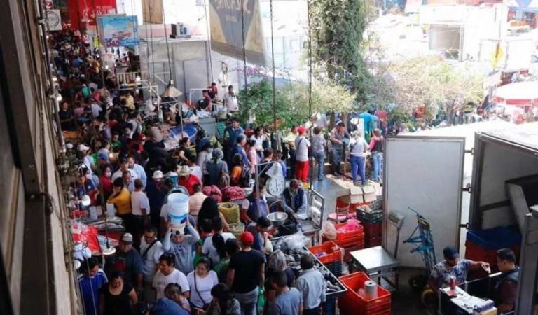 Mexicanos ignoran el ‘Quédate en casa’ y abarrotan el mercado La Nueva Viga (video)