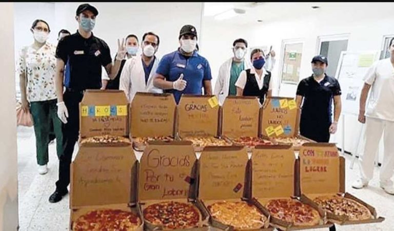 Como agradecimiento por su labor, regalan pizzas a personal médico del IMSS en Saltillo