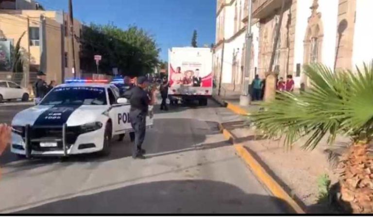 Policías rinden homenaje con aplausos a personal médico que lucha vs Covid-19 en Chihuahua (VIDEOS)