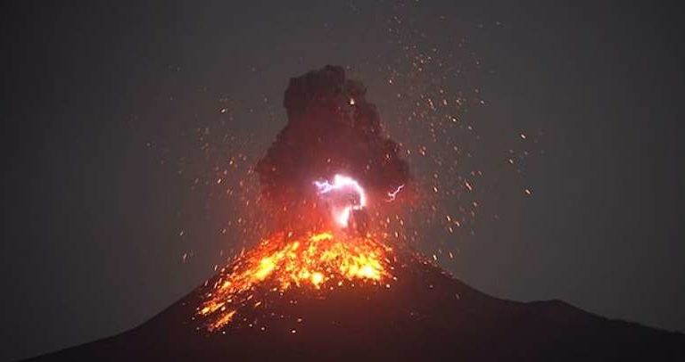 Volcán Krakatoa en Indonesia hace erupción; en 1883 mató a 36 mil personas: VIDEO