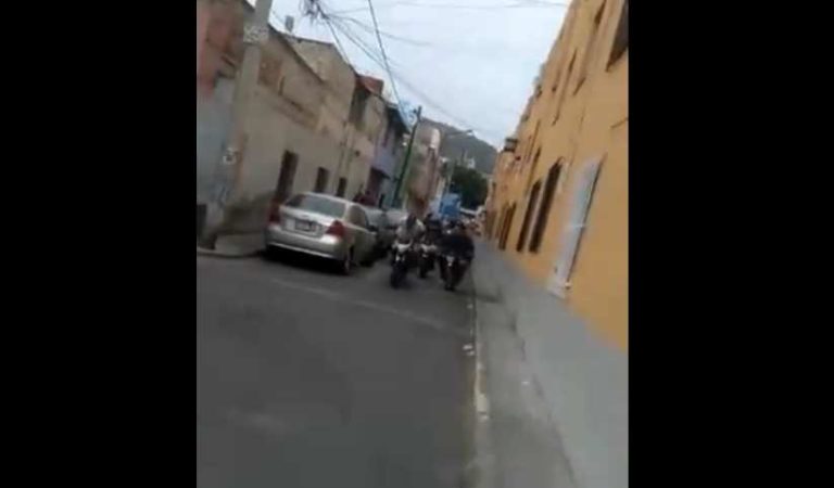 ¡De película! así huyen ladrones en moto tras asaltar casa de empeño | VIDEO