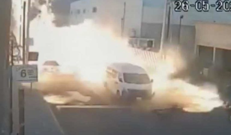 Captan explosión de pipa en una gasera; fuego envuelve vehículos, ocupante se avienta