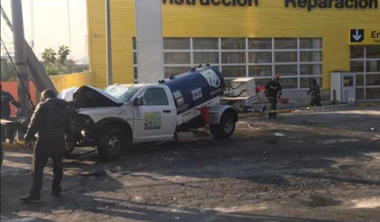Choca pipa de gas contra poste de luz en Tlalnepantla; un herido y un detenido