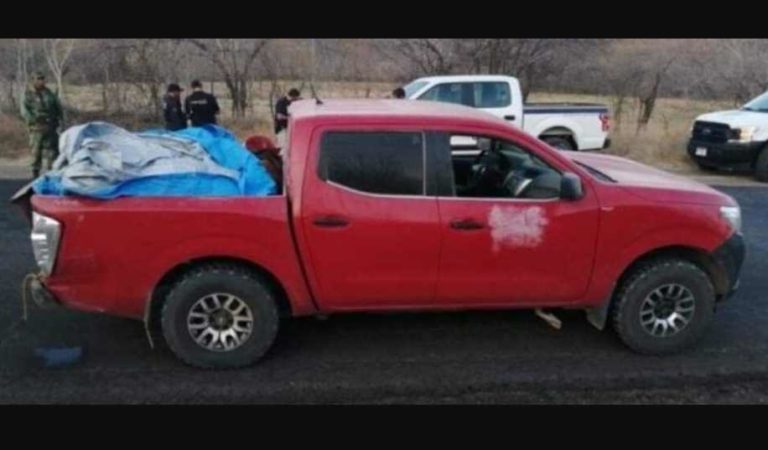 Encuentran camioneta con 12 cadáveres en Michoacán