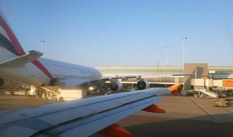 Italia y Grecia alistan reapertura de sus aeropuertos tras cierre por COVID-19