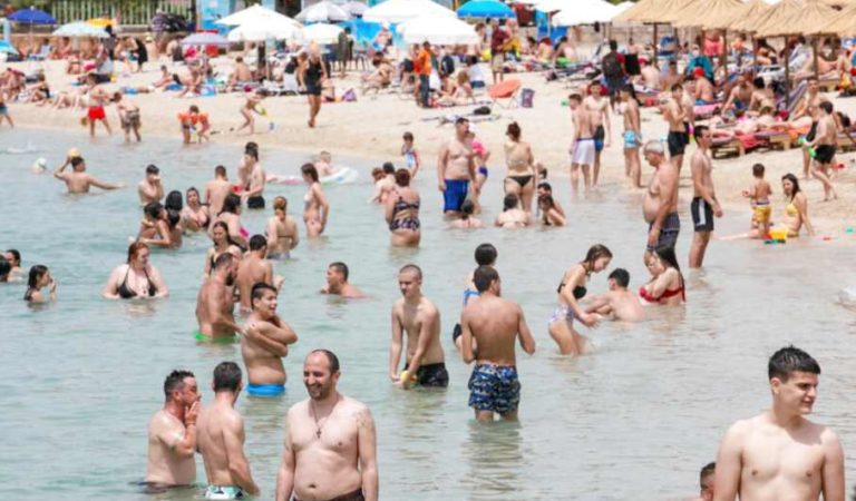 Miles de personas regresan a las playas en Grecia a su máxima capacidad