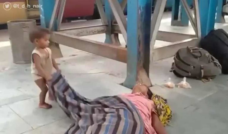 Niño intenta despertar a su mamá tras fallecimiento por posible falta de alimento en India