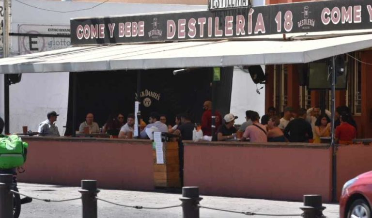 Reportan bares y restaurantes de Nuevo León saturados pese a Covid-19