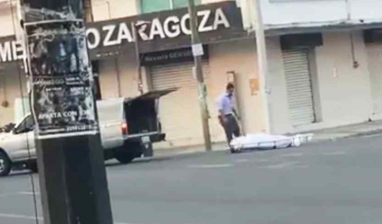Cadáver cae por error de carroza en calles de Veracruz (video)