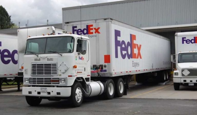 Camión de FedEx arrastra a hombre durante protestas por muerte de George Floyd (video)