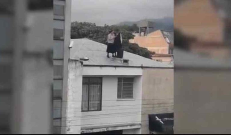 Con una bocina y micrófono monjas suben a techo para rezar; vecinos así reaccionan (video)