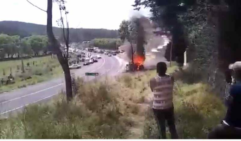 Pobladores obligan a empleados de funeraria a quemar carroza (video)