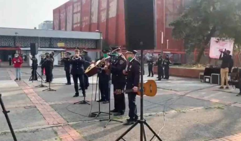 Policías llevan serenata  a mamás en Tlatelolco (video)