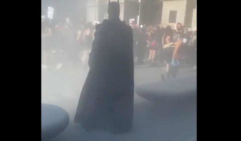 Batman se hace viral al aparecer durante las manifestaciones en EU para terminar con el racismo | VIDEO