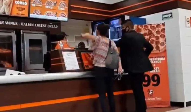 ‘¿Quién te va a respaldar cul#$&? ‘: Mujer agrede a empleados de pizzería, la apodan #LadyPizza | VIDEO