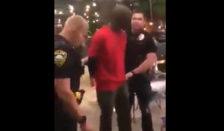 Policías esposan a afroamericano sin razón durante protestas en EU; descubren que es agente del FBI | VIDEO
