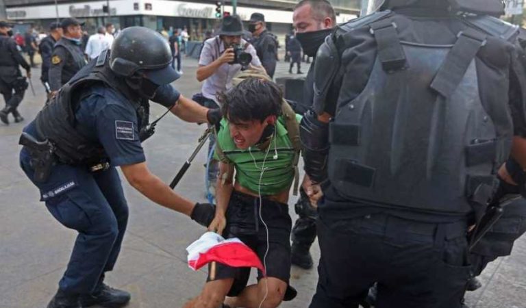 ‘Sólo sacó una bandera y lo golpearon’: madre de joven detenido en marcha en Jalisco