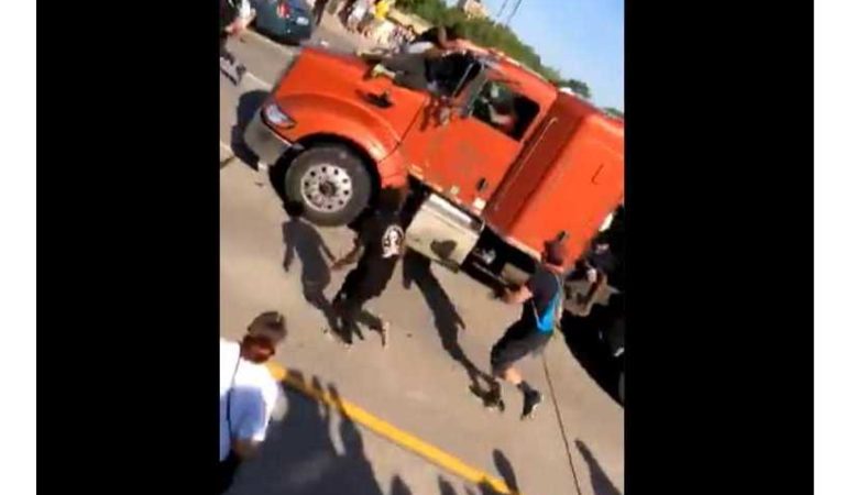 Camión cisterna embiste a manifestantes que protestaban por muerte de George Floyd (video)