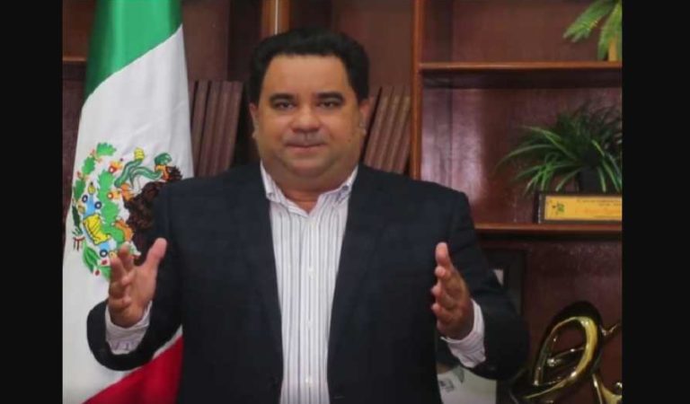 Alcalde ruega de rodillas apoyo de AMLO: ‘se nos están muriendo en las puertas de los hospitales’