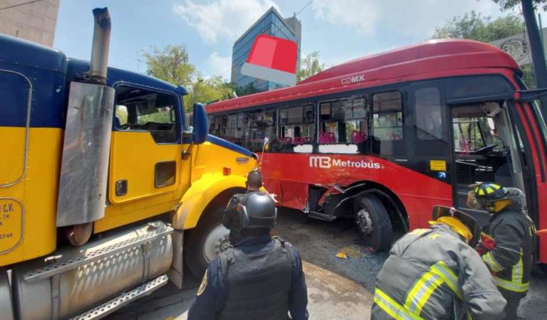 Choca tráiler contra Metrobús; reportan heridos | FOTOS Y VIDEO
