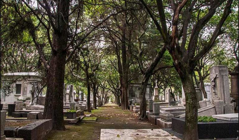Encuentran a hombre bagando por un cementerio meses después de ‘su funeral’ en Egipto