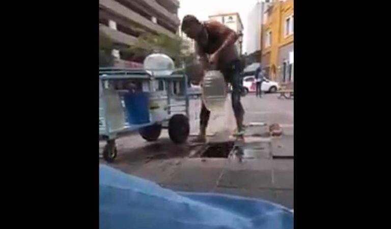 Captan a hombre sacando agua de una coladera para preparar bebidas | VIDEO
