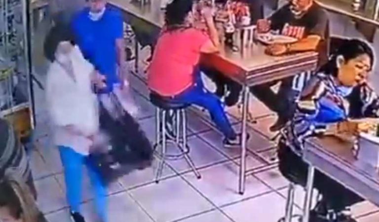 Mujer es captada robando bolsa de una comensal en taquería; usuarios aseguran no es la primera vez