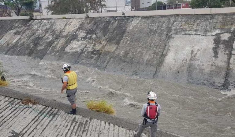 Protección Civil busca a menor arrastrado por la corriente de un arroyo en Monterrey