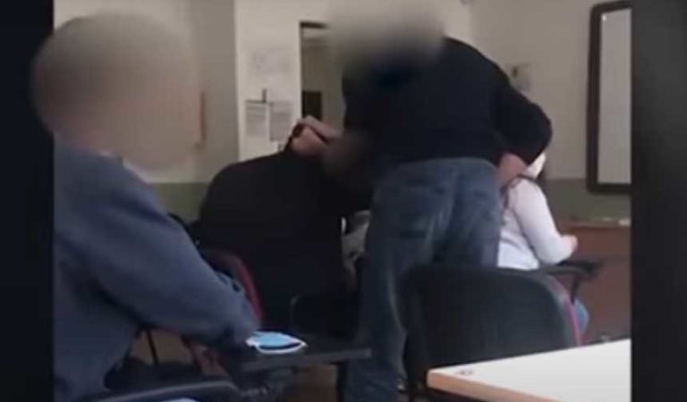 Maestro de escuela religiosa sacude y golpea a alumno por preguntar si podía quitarse el cubrebocas | VIDEO