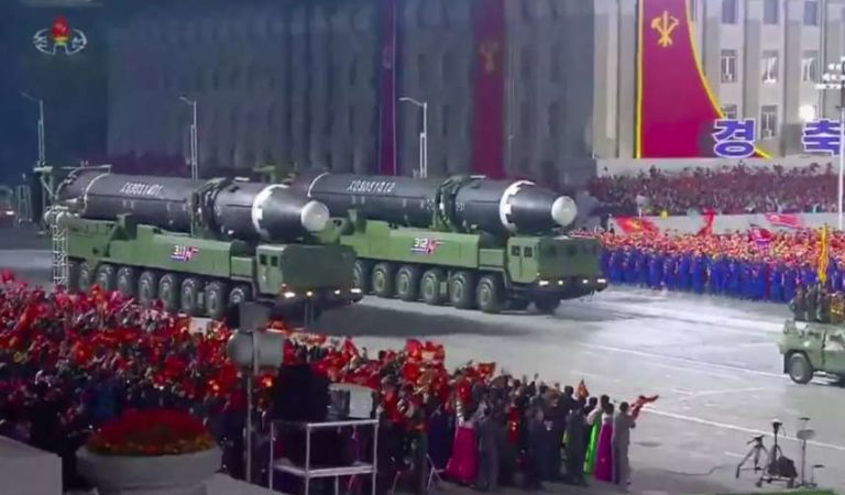Corea del Norte presenta nuevo mega misil balístico intercontinental