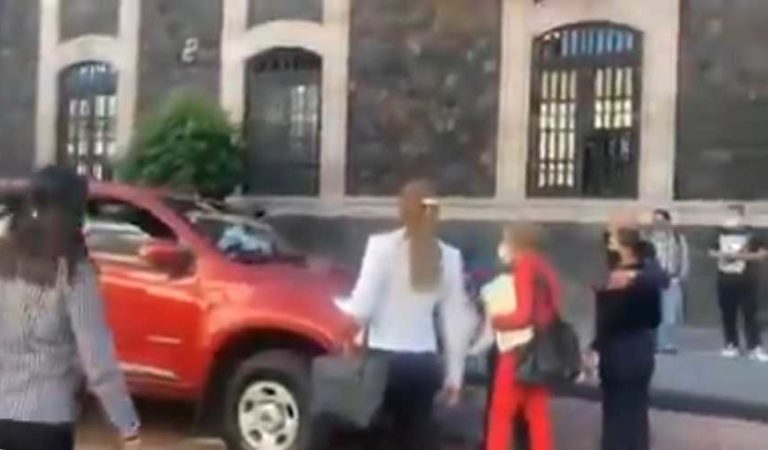 Ciudadanos defienden a policía embarazada de sujeto que intentaba aventarle una camioneta | VIDEO