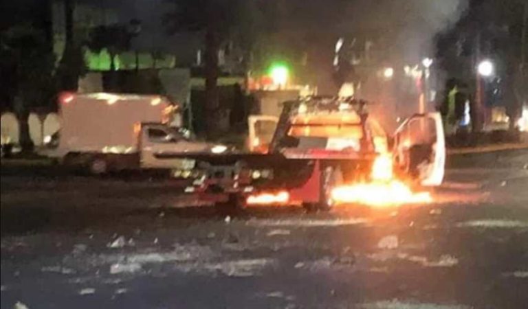 Enfrentamiento entre choferes en Atizapán causa incendio de cinco vehículos