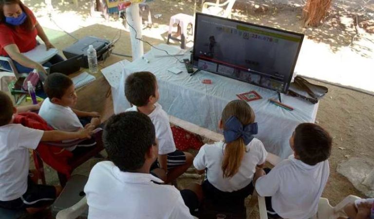 Hijos de ‘El Chapo’ equipan escuela con pantallas, bancas, equipo de cómputo, internet, etc…