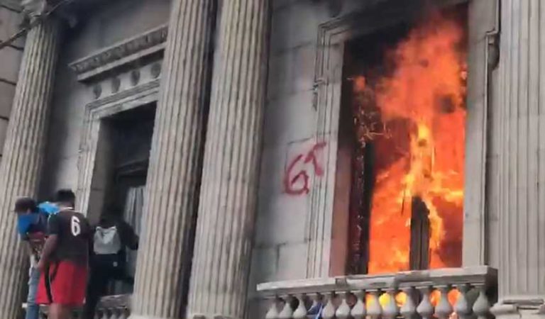 Manifestantes prenden fuego al Congreso de Guatemala | VIDEO
