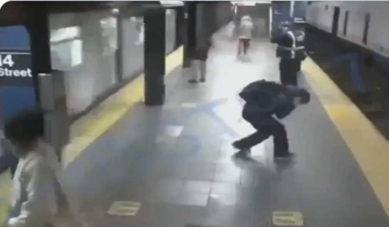Mujer es lanzada justo cuando el metro va pasando; resultó casi ilesa | VIDEO
