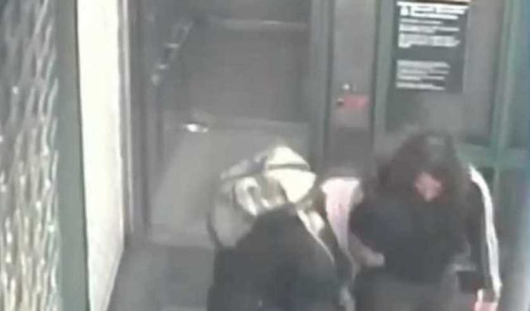 Pareja golpea a mujer de 60 años tras discutir por el uso de cubrebocas | VIDEO